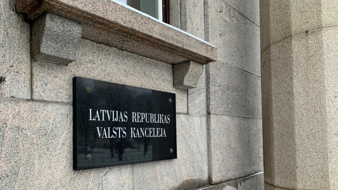 Attēls ar plāksni pie ēkas ar uzrakstu Latvijas Republikas Valsts kanceleja
