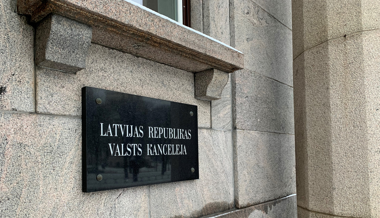 Attēls ar plāksni pie ēkas ar uzrakstu Latvijas Republikas Valsts kanceleja
